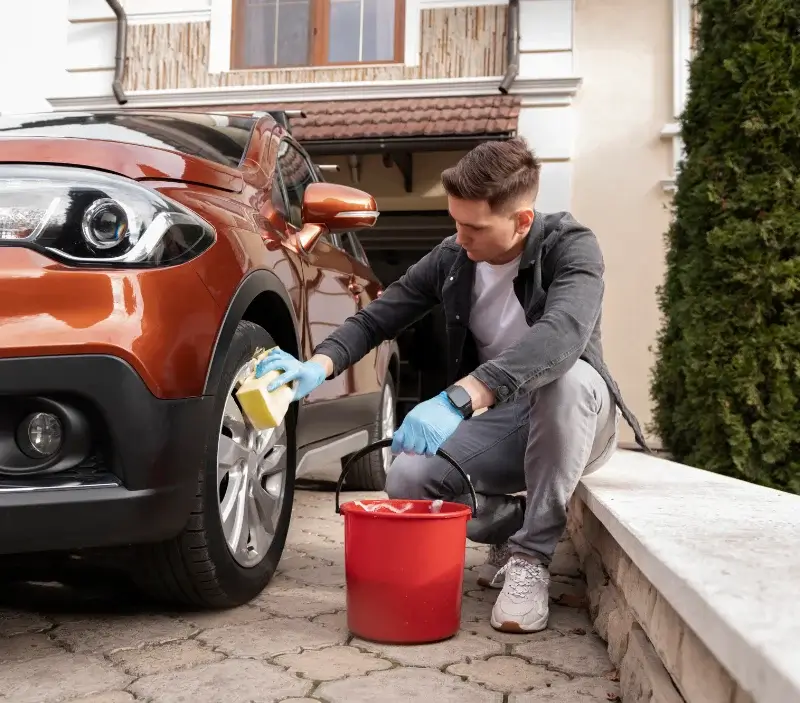 Lavage auto à domicile La Barre-de-Semilly : professionnel intervenant sur un véhicule